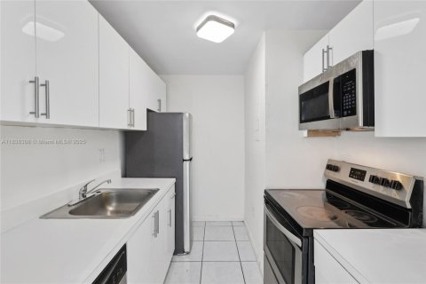 Condo in Miami, Florida, 2 bedrooms  № 1827626 - photo 7