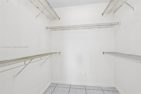 Condo in Miami, Florida, 2 bedrooms  № 1827626 - photo 16