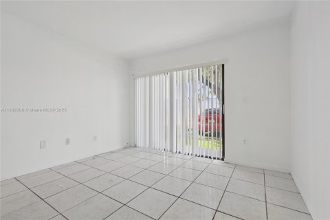 Condo in Miami, Florida, 2 bedrooms  № 1827626 - photo 19