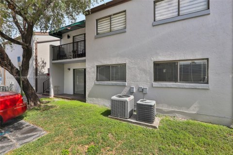 Condo in Miami, Florida, 2 bedrooms  № 1827626 - photo 3