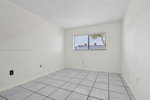 Condo in Miami, Florida, 2 bedrooms  № 1827626 - photo 25