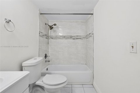 Condo in Miami, Florida, 2 bedrooms  № 1827626 - photo 13