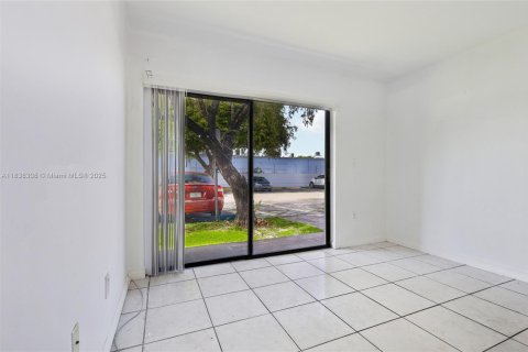 Condo in Miami, Florida, 2 bedrooms  № 1827626 - photo 20