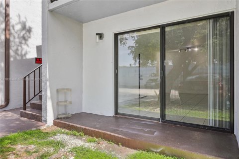 Condo in Miami, Florida, 2 bedrooms  № 1827626 - photo 6