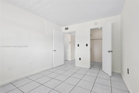 Condo in Miami, Florida, 2 bedrooms  № 1827626 - photo 27