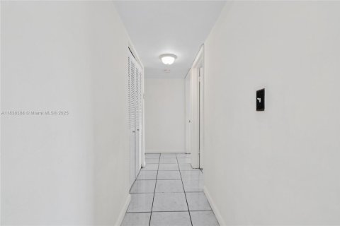 Condo in Miami, Florida, 2 bedrooms  № 1827626 - photo 14