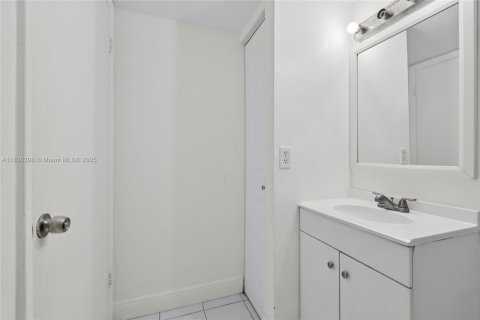 Condo in Miami, Florida, 2 bedrooms  № 1827626 - photo 11