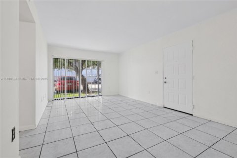 Condo in Miami, Florida, 2 bedrooms  № 1827626 - photo 18