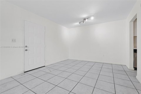 Condo in Miami, Florida, 2 bedrooms  № 1827626 - photo 15