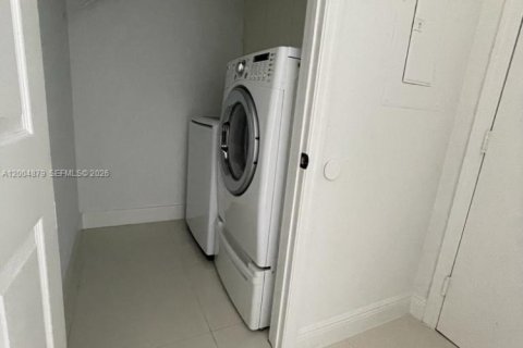 House in Weston, Florida 3 bedrooms, 131.55 sq.m. № 2068882 - photo 8