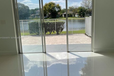 House in Weston, Florida 3 bedrooms, 131.55 sq.m. № 2068882 - photo 4