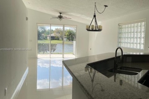 House in Weston, Florida 3 bedrooms, 131.55 sq.m. № 2068882 - photo 3