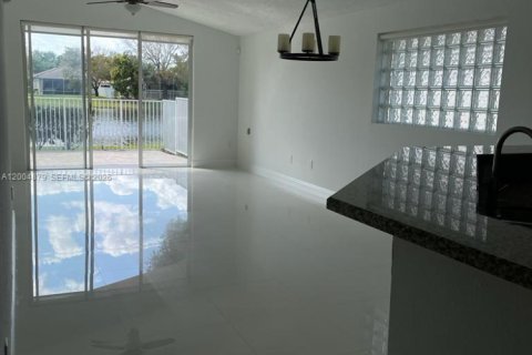 House in Weston, Florida 3 bedrooms, 131.55 sq.m. № 2068882 - photo 2
