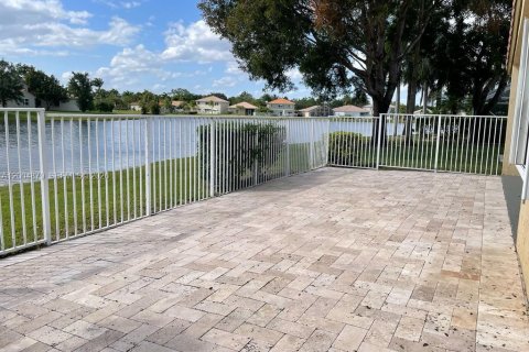 House in Weston, Florida 3 bedrooms, 131.55 sq.m. № 2068882 - photo 11