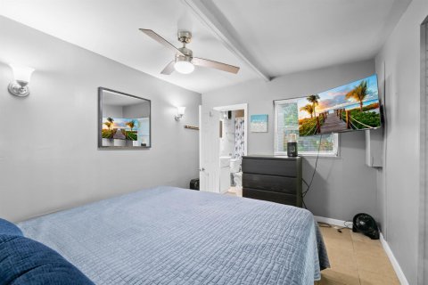 House in Wilton Manors, Florida 6 bedrooms, 178 sq.m. № 2082982 - photo 30