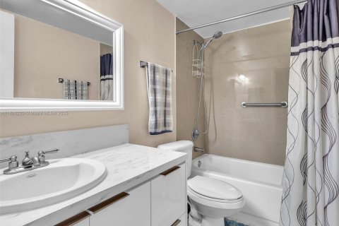 Condominio en venta en Hialeah, Florida, 2 dormitorios, 76.09 m2 № 1790175 - foto 18