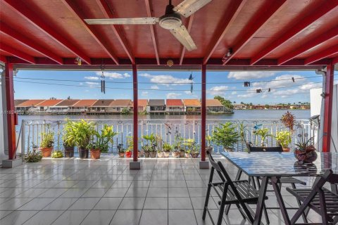 Condominio en venta en Hialeah, Florida, 2 dormitorios, 76.09 m2 № 1790175 - foto 2
