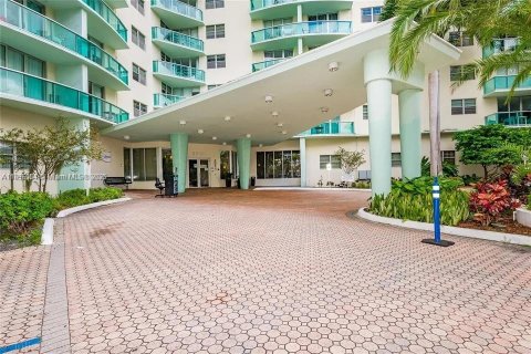 Condominio en venta en Hollywood, Florida, 1 dormitorio, 81.2 m2 № 2014322 - foto 11