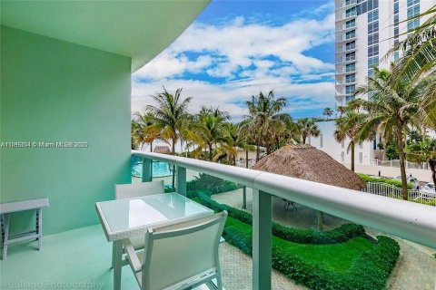 Condominio en Hollywood, Florida, 1 dormitorio  № 2014322