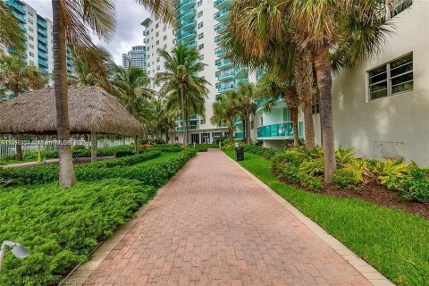 Condominio en venta en Hollywood, Florida, 1 dormitorio, 81.2 m2 № 2014322 - foto 23