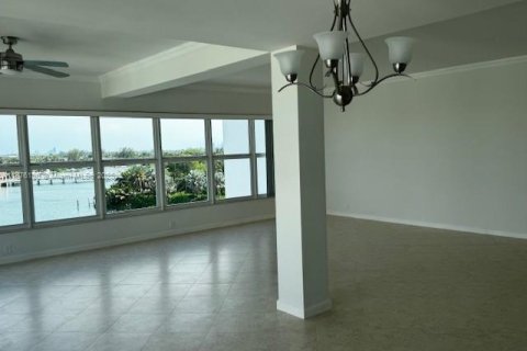 Copropriété à vendre à Bay Harbor Islands, Floride: 2 chambres, 164.44 m2 № 1981898 - photo 18