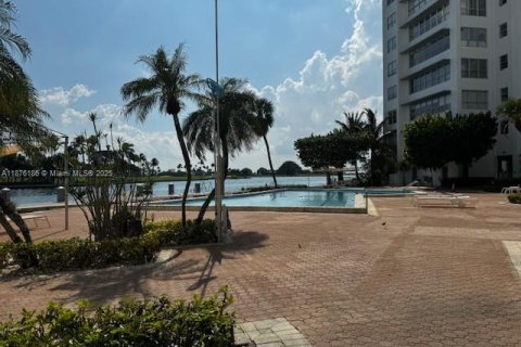 Copropriété à vendre à Bay Harbor Islands, Floride: 2 chambres, 164.44 m2 № 1981898 - photo 11