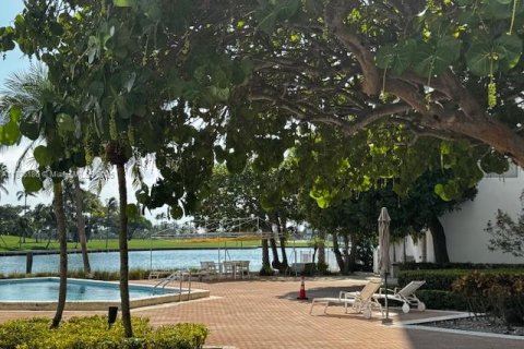 Copropriété à vendre à Bay Harbor Islands, Floride: 2 chambres, 164.44 m2 № 1981898 - photo 14