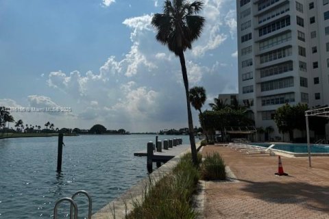 Copropriété à vendre à Bay Harbor Islands, Floride: 2 chambres, 164.44 m2 № 1981898 - photo 10