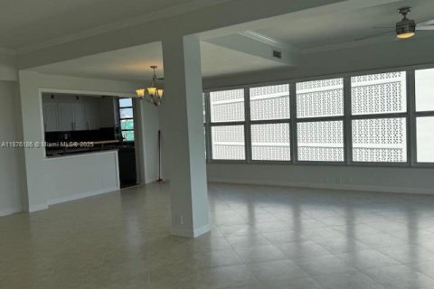 Copropriété à vendre à Bay Harbor Islands, Floride: 2 chambres, 164.44 m2 № 1981898 - photo 16