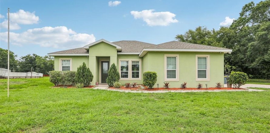 House in Land O' Lakes, Florida 3 bedrooms, 163.04 sq.m. № 2229199