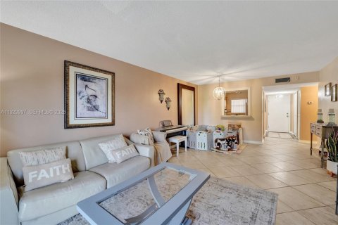 Condominio en venta en Dania Beach, Florida, 2 dormitorios, 87.79 m2 № 1982162 - foto 24