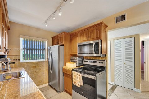 Condominio en venta en Dania Beach, Florida, 2 dormitorios, 87.79 m2 № 1982162 - foto 12