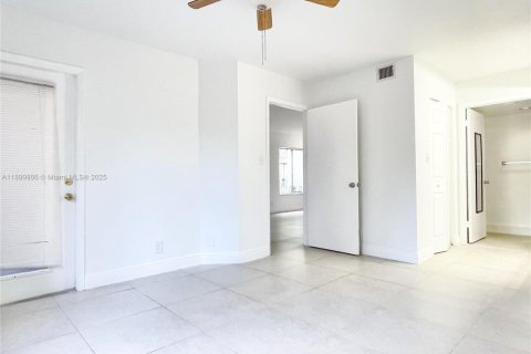Condo in Miami, Florida, 2 bedrooms  № 1952613 - photo 11
