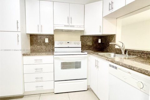 Condo in Miami, Florida, 2 bedrooms  № 1952613 - photo 5