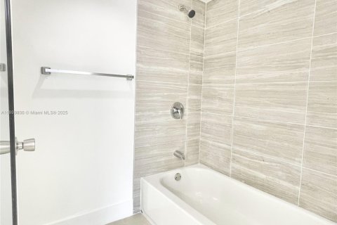 Condo in Miami, Florida, 2 bedrooms  № 1952613 - photo 9