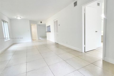 Condo in Miami, Florida, 2 bedrooms  № 1952613 - photo 1