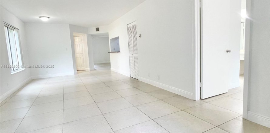 Condo in Miami, Florida, 2 bedrooms  № 1952613