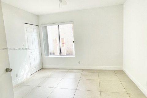 Condo in Miami, Florida, 2 bedrooms  № 1952613 - photo 12
