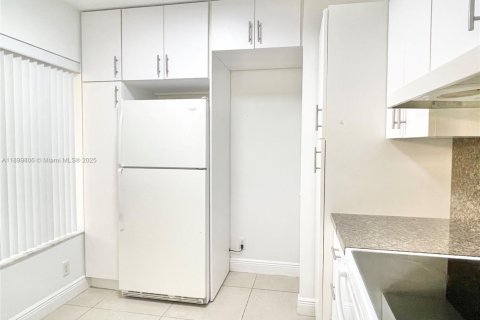 Condo in Miami, Florida, 2 bedrooms  № 1952613 - photo 6