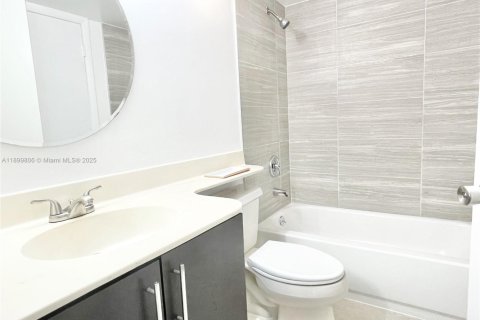 Condo in Miami, Florida, 2 bedrooms  № 1952613 - photo 13