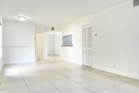 Condo in Miami, Florida, 2 bedrooms  № 1952613 - photo 4