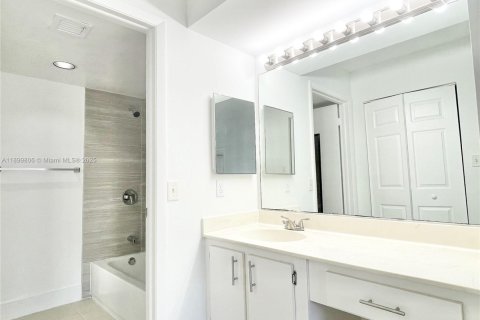 Condo in Miami, Florida, 2 bedrooms  № 1952613 - photo 10