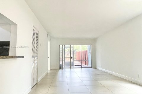 Condo in Miami, Florida, 2 bedrooms  № 1952613 - photo 2