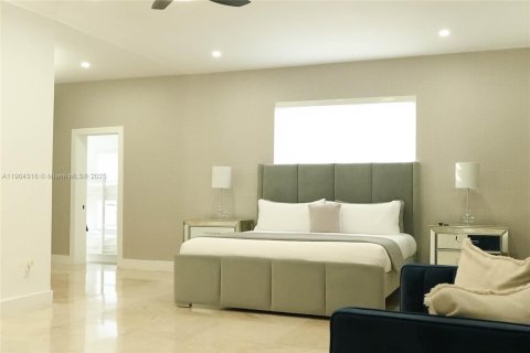 House in Miami, Florida 5 bedrooms, 414.53 sq.m. № 1956055 - photo 12