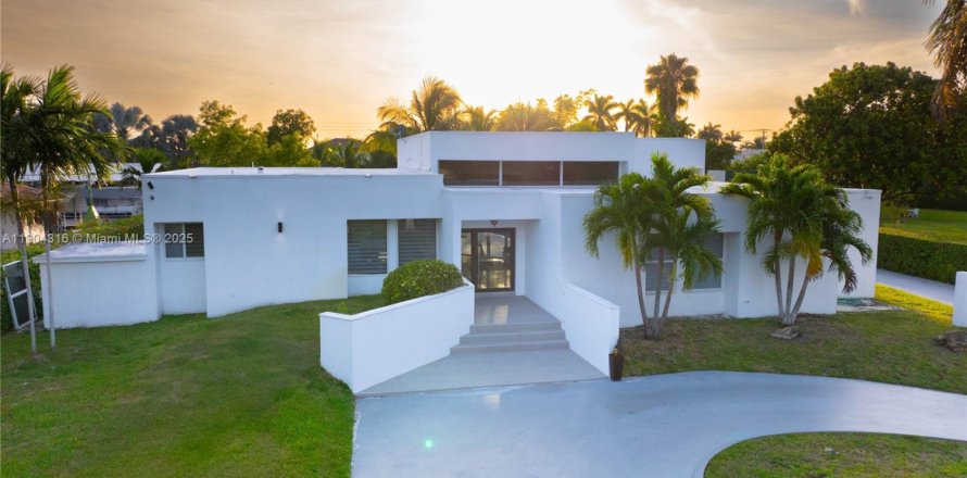 House in Miami, Florida 5 bedrooms, 414.53 sq.m. № 1956055
