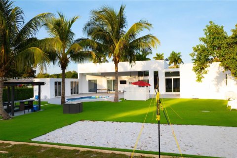 House in Miami, Florida 5 bedrooms, 414.53 sq.m. № 1956055 - photo 20