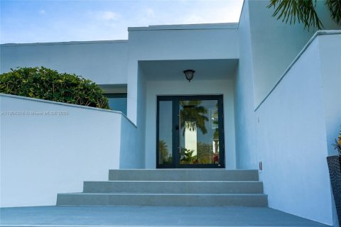 House in Miami, Florida 5 bedrooms, 414.53 sq.m. № 1956055 - photo 3