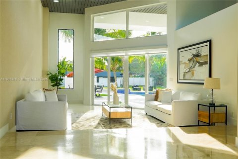 House in Miami, Florida 5 bedrooms, 414.53 sq.m. № 1956055 - photo 9