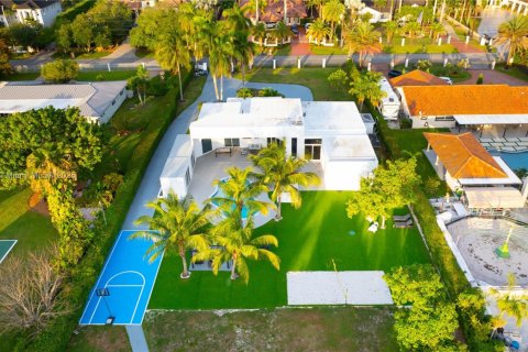 House in Miami, Florida 5 bedrooms, 414.53 sq.m. № 1956055 - photo 17