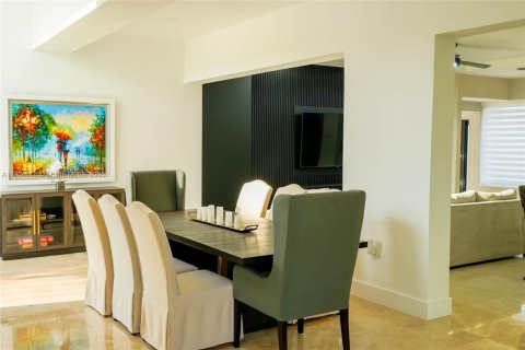 House in Miami, Florida 5 bedrooms, 414.53 sq.m. № 1956055 - photo 4